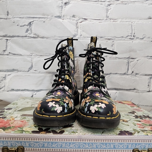 Dr. Martens 1460 Pascal Boots in Darcy Floral Black - Picture 4 of 8